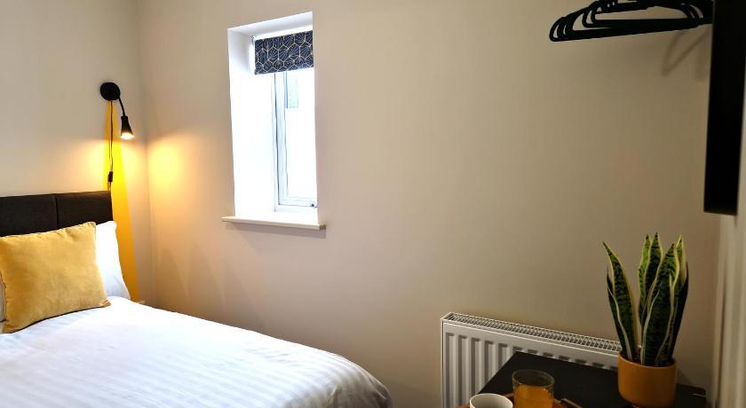 Apartment Three - Free Private Car Park - Sleeps 6 - 3 Shower Rooms - By Ocean City Retreats Плимът Екстериор снимка